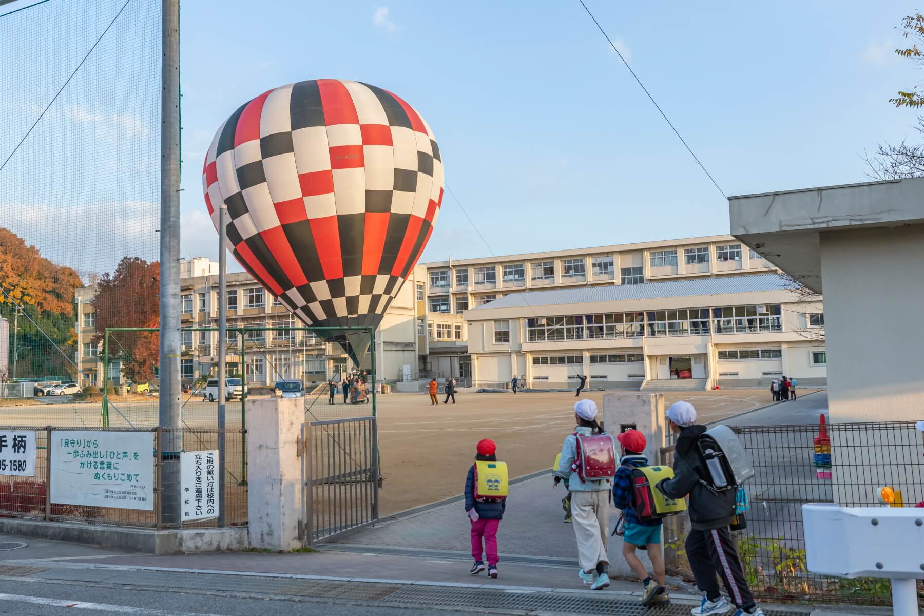 学校に用意された熱気球と驚きと不思議さが止まらない子供たち