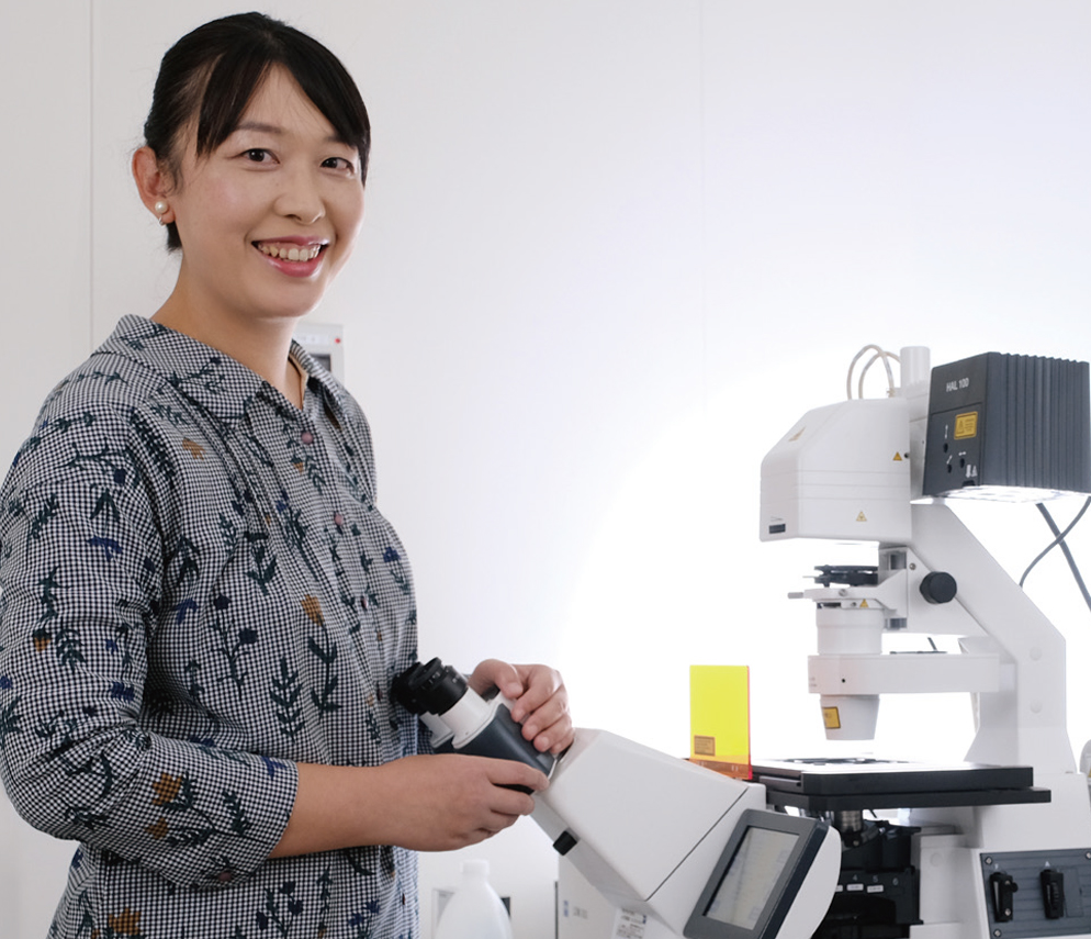 顕微鏡と栗原美恵子博士の画像